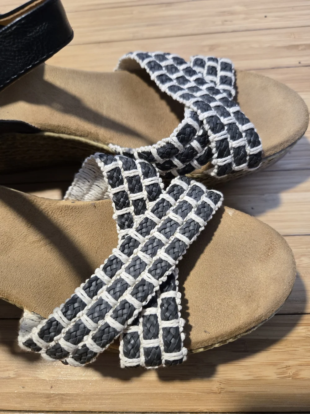 Confortview Black and White Woven Strap Women's Sandals